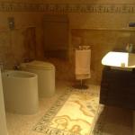BAGNO IN ONICE MIELE E MOSAICO IN ROSA TEA3